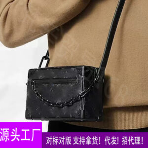 the new casual men's bag is versatile and fashionable, and the black flower box is simple and fashionable