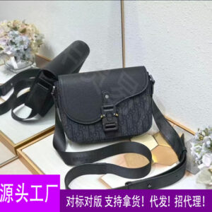 2025 new men's free postman saddle messenger fashion lock tide versatile flap casual crossbody messenger bag